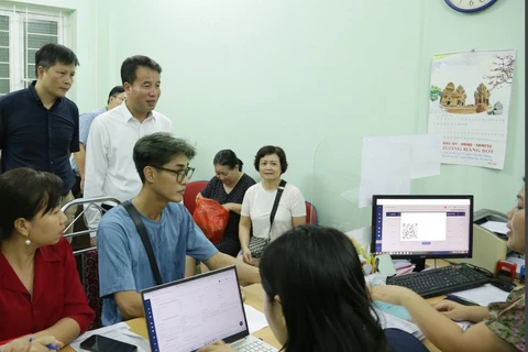 Tổng Giám đốc Bảo hiểm xã hội Việt Nam Nguyễn Thế Mạnh thị sát tại một số tổ chức dịch vụ thu(Ảnh: PV/Vietnam+)