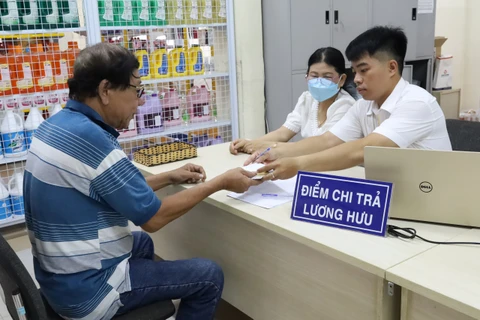 Chi trả lương hưu, trợ cấp bảo hiểm xã hội mới trong sáng nay 18/4. (Ảnh: PV/Vietnam+)