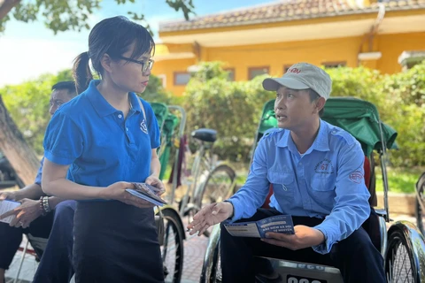 Tuyên truyền về chính sách bảo hiểm xã hội tự nguyện cho người lao động. (Ảnh: PV/Vietnam+)