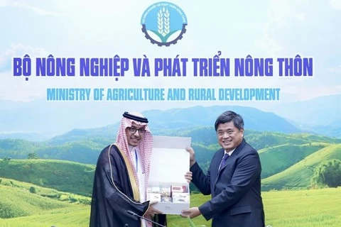 Thứ trưởng Bộ Nông nghiệp và Phát triển Nông thôn Trần Thanh Nam tặng quà lưu niệm là sản phẩm OCOP cho đại diện đại diện đoàn làm việc của Saudi Arabia. (Ảnh: Vietnam+)