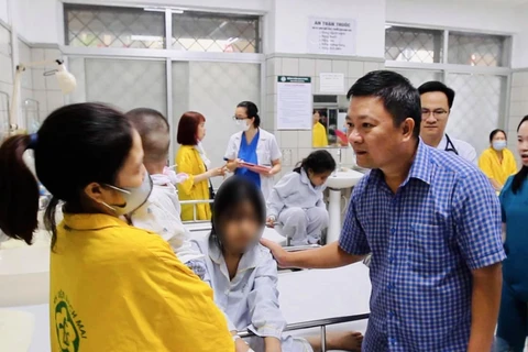 Ông Tô Đức, Cục trưởng Cục Bảo trợ Xã hội (Bộ Lao động-Thương binh và Xã hội) thăm hỏi, chia sẻ, động viên các trẻ em và người nhà tại Khoa nhi, Bệnh viện Bạch Mai. (Ảnh: PV/Vietnam+)