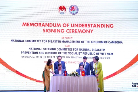  Bộ trưởng Lê Minh Hoan và Đại tướng Kun Kim, Bộ trưởng cấp cao đại diện Campuchia ký kết Biên bản ghi nhớ hợp tác.(Ảnh: Vietnam+)