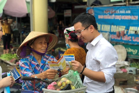 Tuyên truyền về các chính sách bảo hiểm xã hội cho người lao động. (Ảnh: PV/Vietnam+)