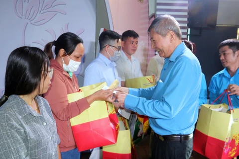 Phó Chủ tịch thường trực Tổng Liên đoàn Lao động Việt Nam Trần Thanh Hải tặng quà cho công nhân lao động có hoàn cảnh đặc biệt khó khăn. (Ảnh: Thanh Vũ/TTXVN)