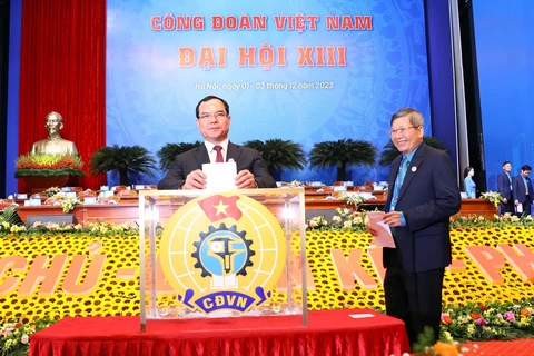 Các đại biểu bỏ phiếu bầu Ban Chấp hành Tổng Liên đoàn Lao động Việt Nam khóa XIII nhiệm kỳ 2023-2028. (Ảnh: TTXVN)
