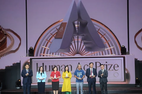 Trao Giải Dự án Bền vững cho 5 sáng kiến, dự án đoạt giải Giải thưởng hành động vì cộng đồng-Human Act Prize. (Ảnh: PV/Vietnam+)