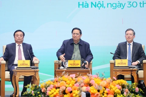 Thủ tướng Phạm Minh Chính đối thoại với nông dân. (Ảnh: Dương Giang/TTXVN)