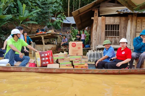 Hội Chữ thập đỏ tỉnh Sơn La tổ chức đến thăm hỏi, động viên, tặng quà các hộ dân bị cô lập do mưa lũ. (Ảnh: Hội Chữ thập đỏ tỉnh Sơn La)