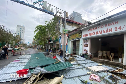 Người dân huyện Cô Tô, Quảng Ninh dọn dẹp sau bão. (Ảnh: Đức Hiếu/TTXVN)