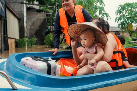 Sơ tán trẻ em tại các nơi bị ảnh hưởng bởi mưa lũ đến nơi an toàn. (Ảnh: UNICEF)