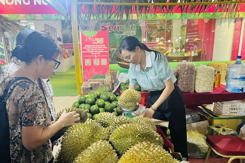 Giới thiệu, bày bán sản phẩm đặc sản của tỉnh Đắk Nông. (Ảnh: PV/Vietnam+)