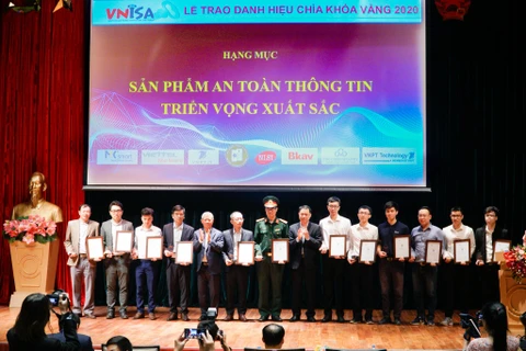Trao giải hạng mục "Sản phẩm an toàn thông tin triển vọng xuất sắc" tại Lễ trao giải Chìa khoá vàng 2020. (Ảnh: Minh Hiếu/Vietnam+)