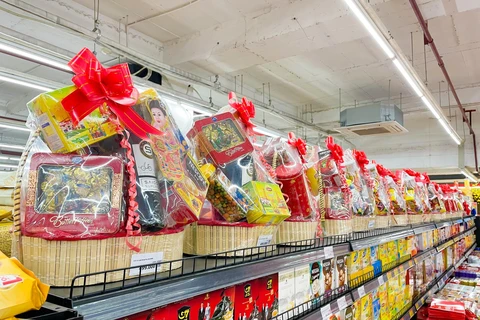 Tại các trung tâm thương mại, siêu thị đã lên kệ những mẫu giỏ quà Tết với đa dạng các sản phẩm, mẫu mã khác nhau. (Ảnh: PV/Vietnam+)