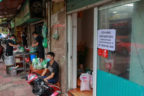 Hà Nội: Hàng quán ăn uống chấp hành yêu cầu phòng chống dịch COVID-19