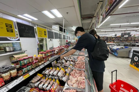 Người dân đang đi mua thịt lợn tại các điểm siêu thị. (Ảnh: Minh Hiếu/Vietnam+)