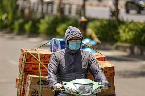 Hà Nội: Người lao động oằn mình mưu sinh dưới nắng nóng gay gắt