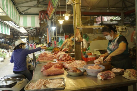 Sạp bán thịt lợn tại chợ Hôm-Đức Viên đầy áp hàng hóa. (Ảnh: Minh Hiếu/Vietnam+)