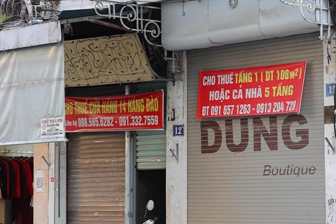 Hàng dài những tấm biển đỏ "cho thuê cửa hàng","trả mặt bằng","cửa hàng đóng cửa" trên các tuyến phố. (Ảnh: PV/Vietnam+)