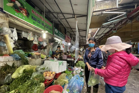 Giá rau tăng mạnh tại các chợ khiến người tiêu dùng không khỏi 'chóng mặt.' (Ảnh: Minh Hiếu/Vietnam+)