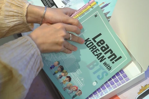 Bộ sản phẩm học tiếng Hàn “Learn! KOREAN with BTS" của Hybe Edu. (Ảnh: PV/Vietnam+)