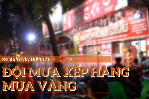 [Video] Người dân đội mưa từ sớm đi mua vàng trong ngày vía Thần Tài