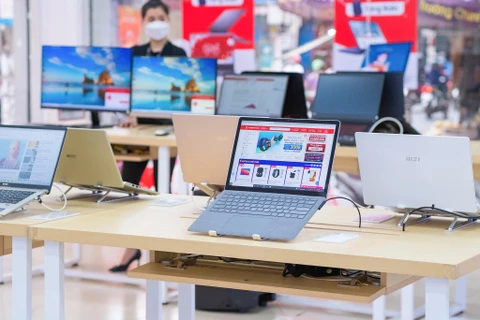 Nhiều mẫu laptop đang được giảm giá mạnh. (Ảnh: PV/Vietnam+)