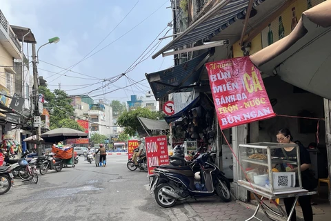 Các quán ăn đã bắt đầu tăng giá bán vì không chịu được áp lực từ việc hàng hóa, thực phẩm liên tục "phi mã." (Ảnh minh họa: PV/Vietnam+)