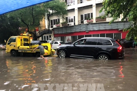 Hà Nội: Dịch vụ cứu hộ ôtô đắt khách sau cơn mưa lớn tối 13/6