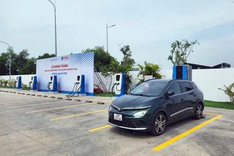 Cận cảnh trạm sạc xe điện đầu tiên tại cửa hàng xăng dầu PVOIL huyện Cát Hải, Hải Phòng. (Ảnh nguồn: VinFast)