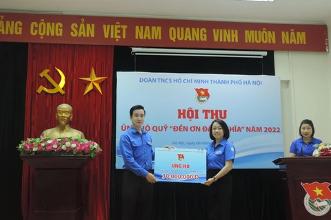 Phó Bí thư Thành đoàn Hà Nội Đào Đức Việt đón nhận ủng hộ từ đại diện trường Đại học Thương mại. (Ảnh nguồn: Thành đoàn Hà Nội)