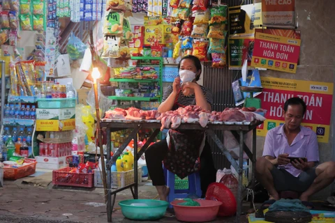 Giá thịt lợn đang tăng cao làm ảnh hưởng đến cả tiểu thương buôn bán lẫn người tiêu dùng. (Ảnh: Minh Hiếu/Vietnam+)