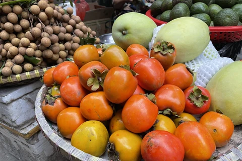 Giá một số hoa quả đang giảm tại các chợ. (Ảnh: PV/Vietnam+)