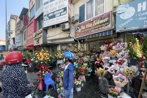Giá hoa tươi tăng theo ngày cận kề dịp lễ 20/10. (Ảnh: PV/Vietnam+)