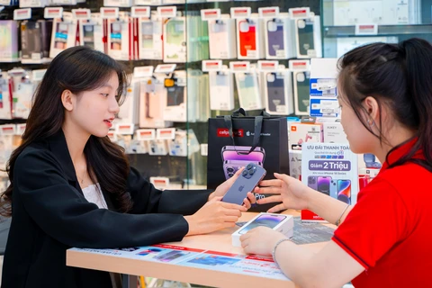 Theo thông lệ, cuối năm là thời điểm các đại lý bán lẻ liên tục đưa ra cấc chương trình khuyến mãi, giảm giá sâu nhiều mẫu smartphone. (Ảnh minh họa: PV/Vietnam+)