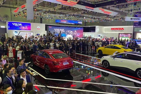 Sự kiện Triển lãm ôtô Việt Nam 2022 (VMS 2022) diễn ra từ 26-30/10 thu hút rất nhiều khách thăm quan, trải nghiệm những mẫu xe mới. (Ảnh: PV/Vietnam+)