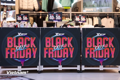 Hà Nội: Cửa hàng đồng loạt treo bảng khuyến mãi khủng dịp Black Friday