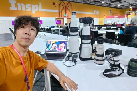 'Soi' dàn thiết bị của PV VietnamPlus khi tác nghiệp tại World Cup
