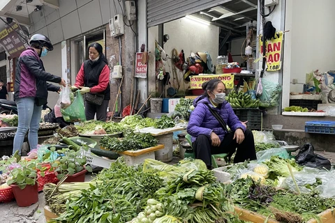 Giá rau xanh đang 'leo thang' tại các chợ truyền thống Hà Nội. (Ảnh: PV/Vietnam+)