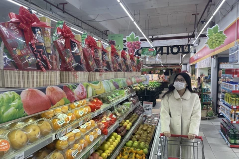 Hàng hóa Tết dồi dào trên kệ các siêu thị để người dân thỏa sức mua sắm. (Ảnh minh họa: Minh Hiếu/Vietnam+)