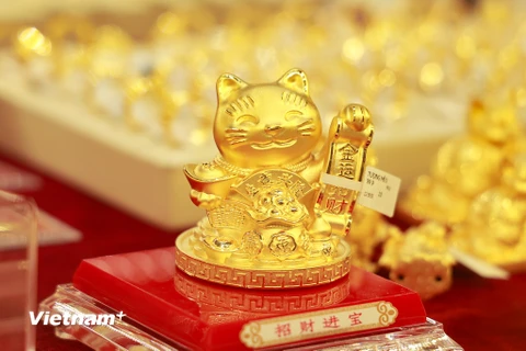 [Photo] Các sản phẩm vàng linh vật mèo thu hút trong ngày vía Thần Tài