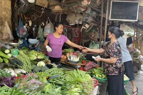 Giá rau xanh tại các chợ quay đầu giảm sau Rằm tháng Giêng. (Ảnh minh họa: Minh Hiếu/Vietnam+)