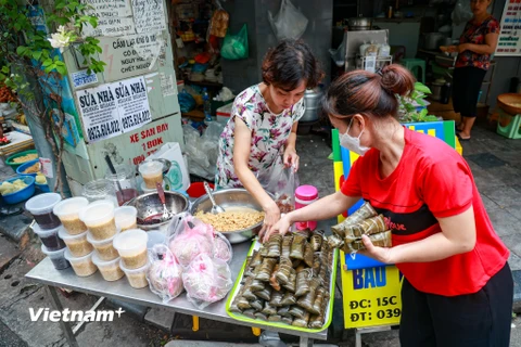 Rượu nếp, bánh gio là mặt hàng tiêu thụ mạnh trong dịp Tết Đoan Ngọ hằng năm. (Ảnh: Minh Hiếu/Vietnam+)