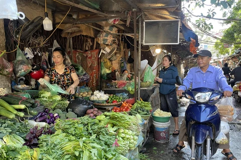 Rau xanh tại các chợ truyền thống, dân sinh trên địa bàn Thủ đô đang tăng giá. (Ảnh: Minh Hiếu/Vietnam+)