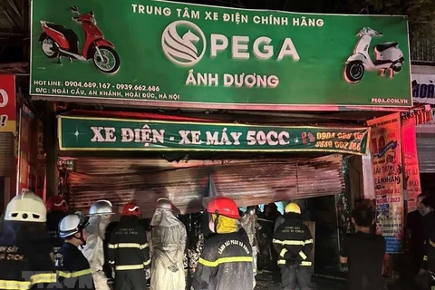 Vụ cháy làm 3 người thiệt mạng tại cửa hàng kinh doanh xe đạp, xe máy điện tại Hà Nội. (Ảnh: Mạnh Khánh/TTXVN)