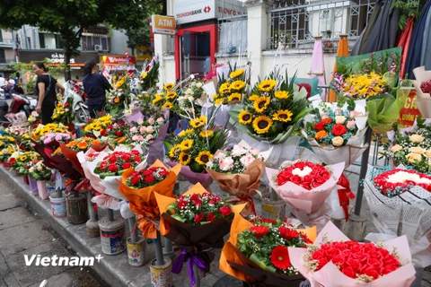 Mặt hàng hoa tươi, đặc biệt là hoa hồng tăng giá mạnh trong ngày 20/10. (Ảnh minh họa: Minh Hiếu/Vietnam+)