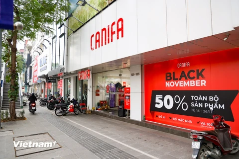 [Photo] Các cửa hàng đồng loạt 'sale khủng' nhân dịp lễ mua sắm Black Friday 