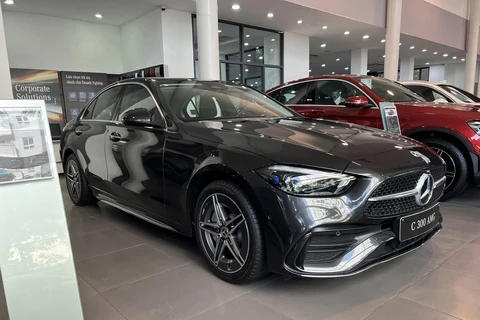 Mercedes Việt Nam giảm giá nhiều mẫu xe dịp đầu năm 2024. (Ảnh: Minh Hiếu/Vietnam+)