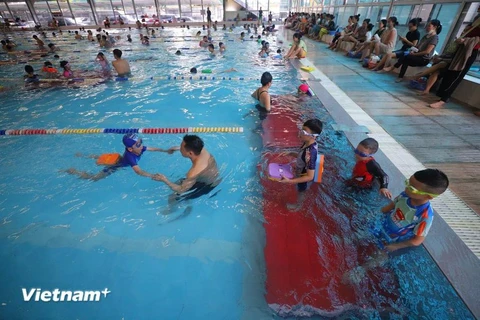 Cho trẻ học bơi từ sớm là cách hữu hiệu để phòng chống đuối nước. (Ảnh: Tuấn Hùng/Vietnam+)