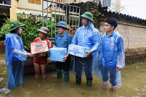 Nhiều phần quà ý nghĩa đã được tuổi trẻ Hà Nội gửi tới bà con vùng ngập tại 2 huyện Quốc Oai và Chương Mỹ. (Ảnh: PV/Vietnam+)