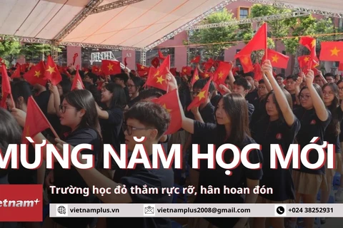 Những ngôi trường đỏ thắm trong ngày khai giảng năm học mới tại Hà Nội